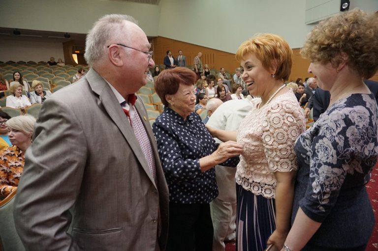 Мед награждает лучших