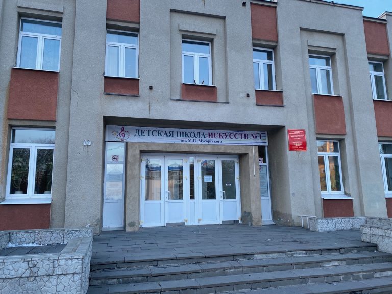 Вбивают гвозди