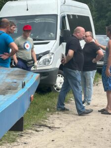 Его никто не звал, он как тот сам прилип