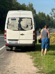 Его никто не звал, он как тот сам прилип