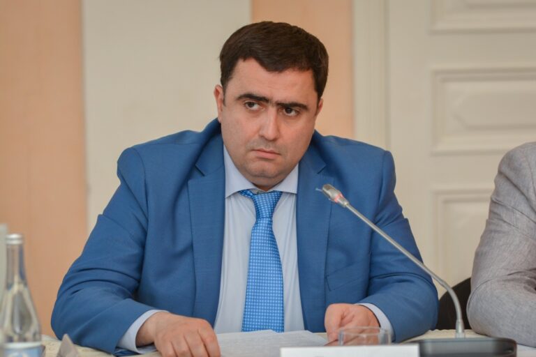 В полку Григорянов прибыло