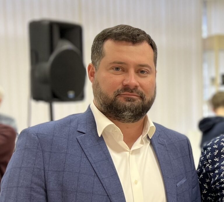У депутата морда кирпичом