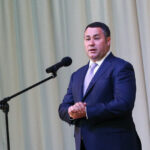 Не сложа руки ...