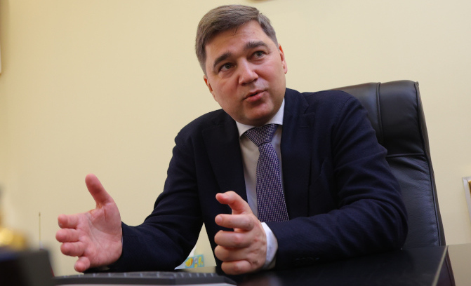 Латып прессует незаметно