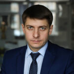 Беспалов бежит впереди паровоза