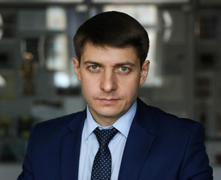 Беспалов бежит впереди паровоза